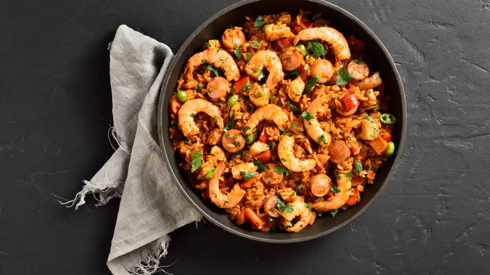 Esta paella de camarão faz-se em 20 minutos