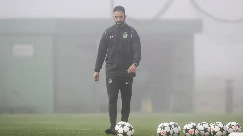 Nevoeiro (e não só) no treino do Sporting antes da viagem à Áustria