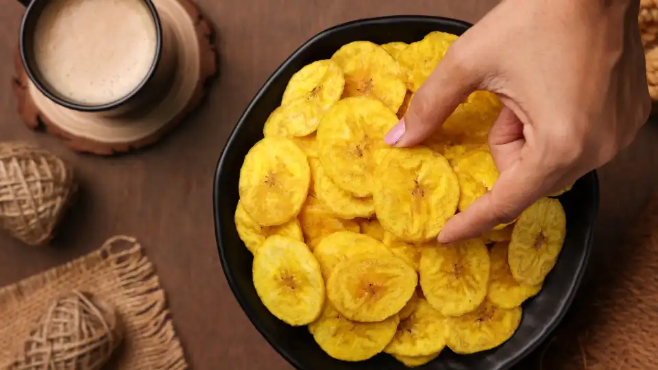 Aqui está uma receita saudável de 'chips' de banana