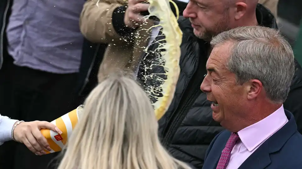 Jovem declara-se culpada de agressão após atirar batido a Farage