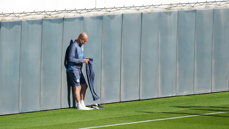 Protesto levou Guardiola a acabar com treino do City: "Todos para dentro"