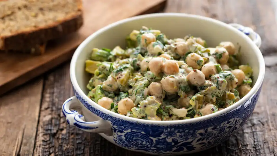 Queijo azul e grão-de-bico funcionam muito bem juntos numa salada