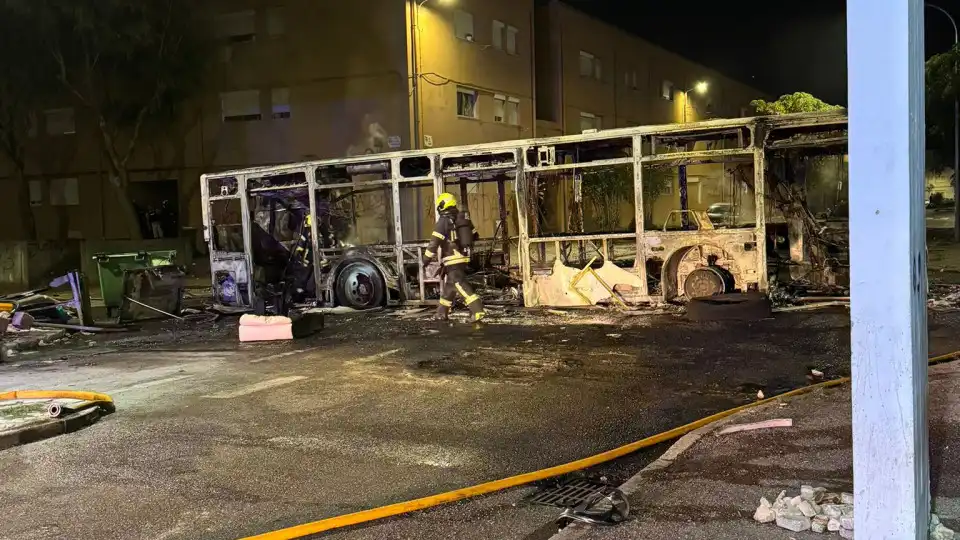 2.º dia de tensão no bairro do Zambujal: Autocarro em chamas e explosões