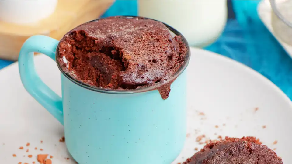 Quer algo doce e rápida? Faça um delicioso brownie de caneca