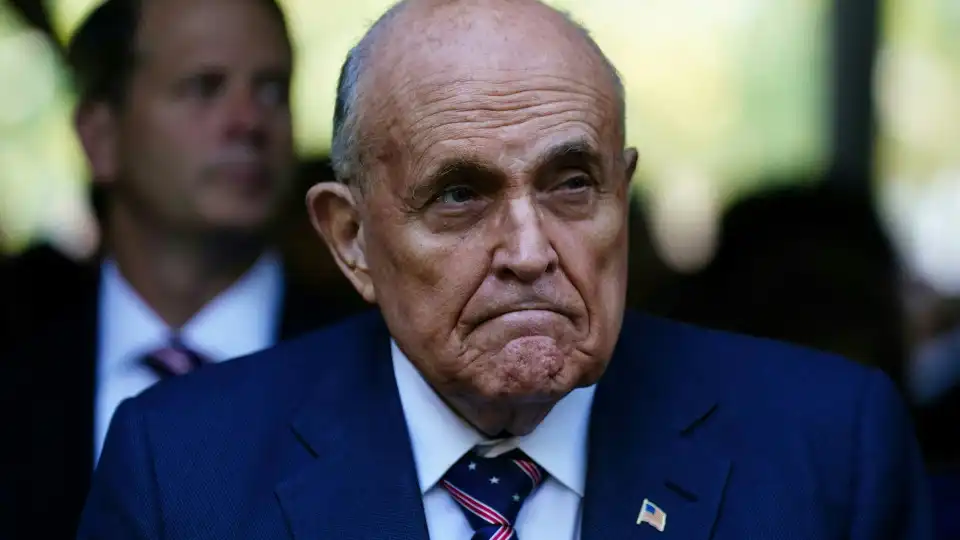 Casa, relógios... Giuliani tem de entregar bens a assessoras que difamou