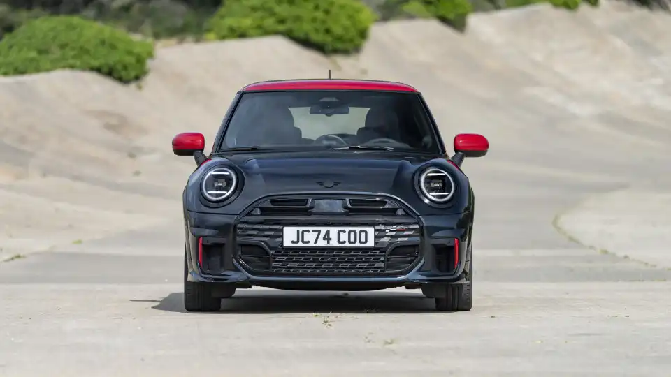 MINI John Cooper Works diz oficialmente adeus às caixas manuais