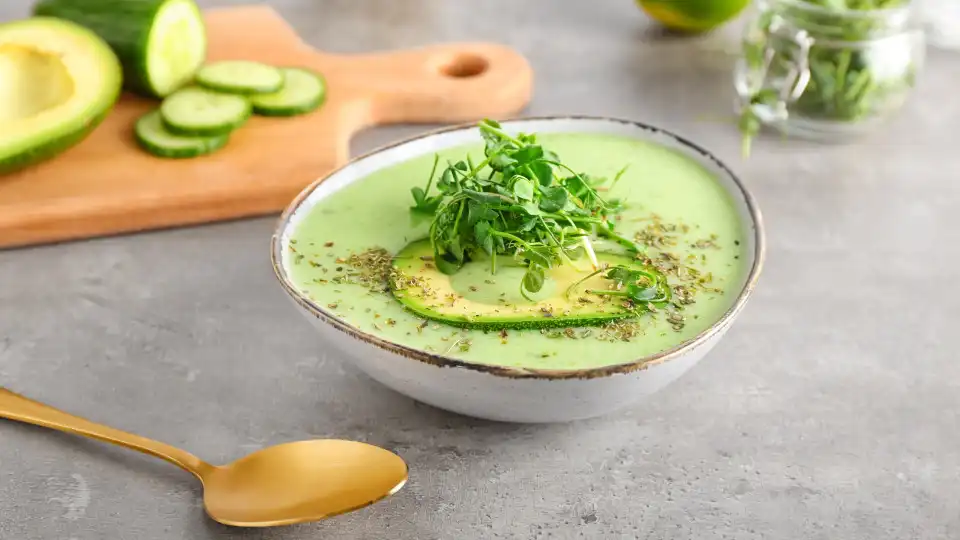 Veja como se prepara uma sopa de abacate em menos de nada