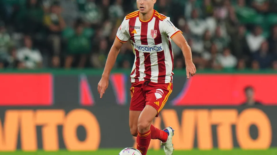 LISBON, PORTUGAL - SEPTEMBER 22:  Jaume Grau of AVS in action during the Liga Portugal Betclic match between Sporting CP and AVS at Estadio Jose Alvalade on September 22, 2024 in Lisbon, Portugal.  (Photo by Gualter Fatia/Getty Images)