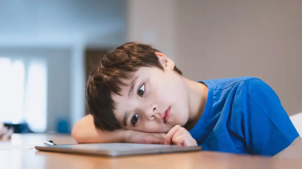 Saiba como a mudança de hora pode afetar os mais novos