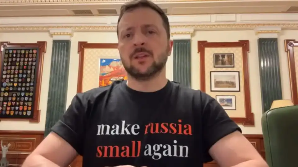 "Pequena". Zelensky despe 'farda' e veste t-shirt com dica para a Rússia