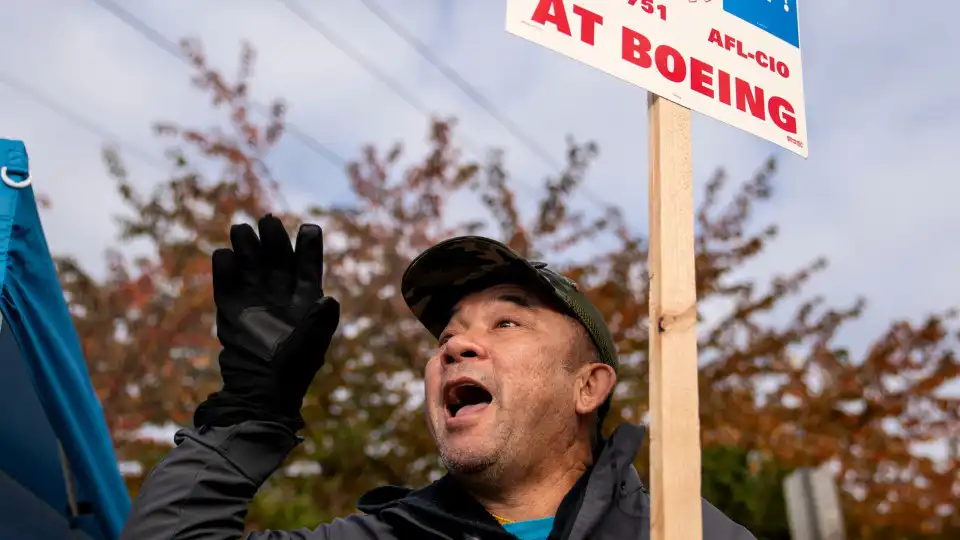 Trabalhadores da Boeing em Seattle rejeitam acordo e mantêm greve