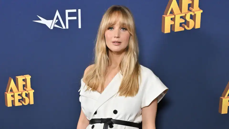 Grávida, Jennifer Lawrence vista em evento pela primeira vez