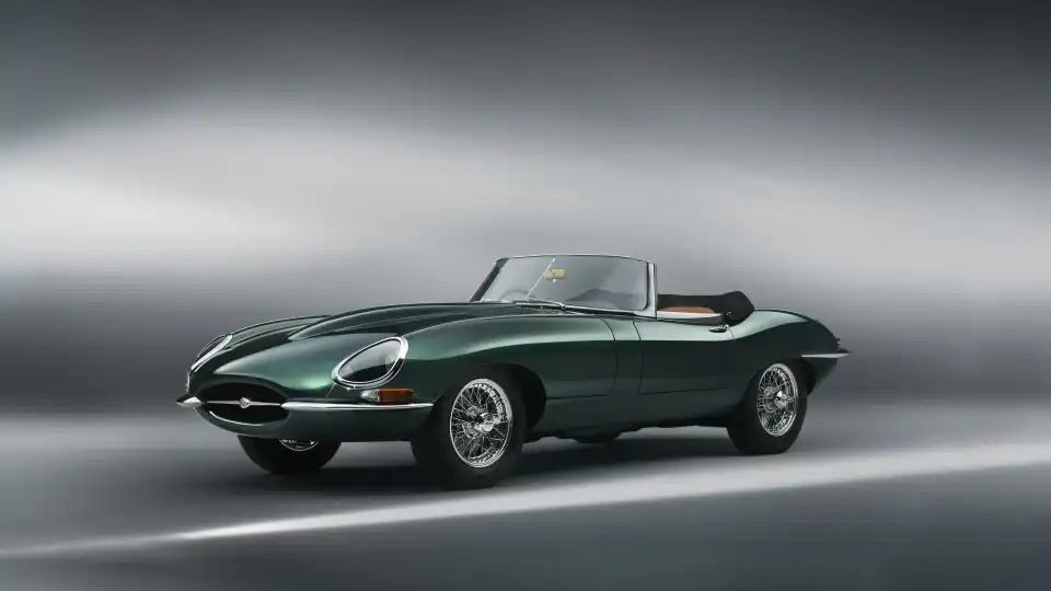 Jaguar constrói dois E-Type especiais. Prata e ouro não falta no interior