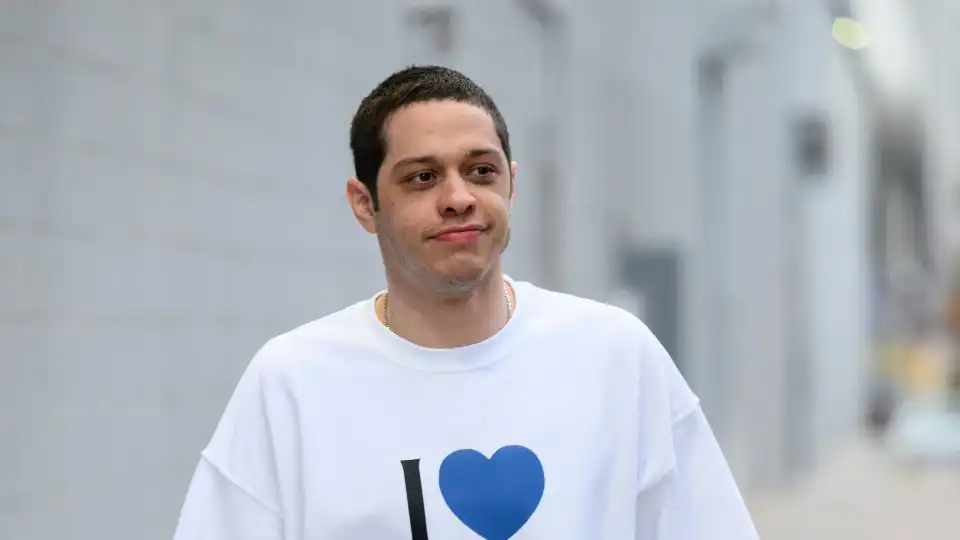 Pete Davidson reaparece em público após internamento em clínica