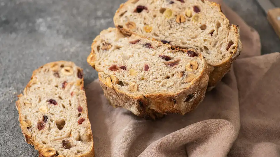 Receita de pão de frutos secos e arandos para qualquer altura do dia