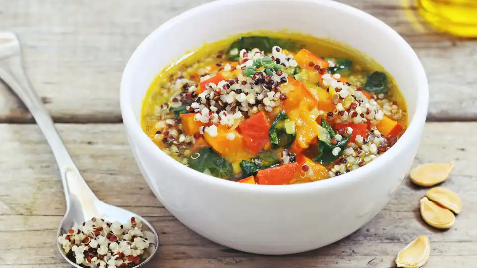 Troque o arroz pela quinoa e faça esta sopa reconfortante