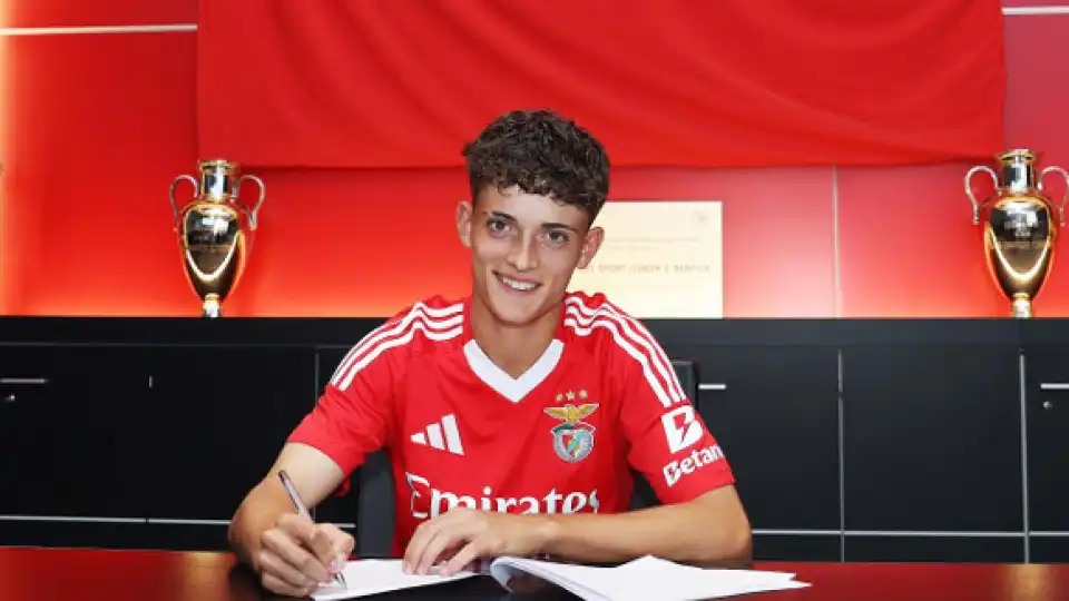 Oficial: Benfica renova contrato com jovem médio que passou pelo FC Porto