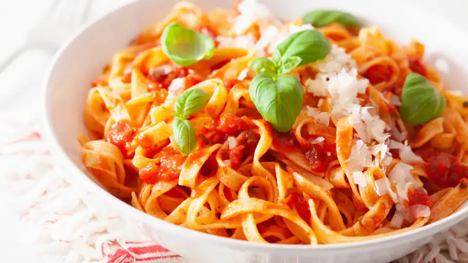 Receita super fácil de tagliatelle de bacalhau, espinafres e manjericão 