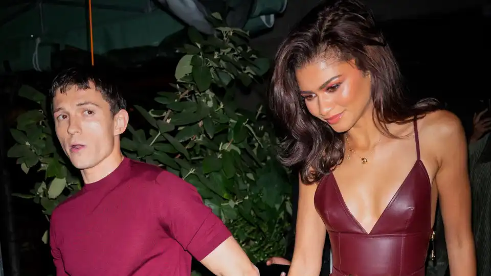 Tom Holland e Zendaya 'combinam' look em evento