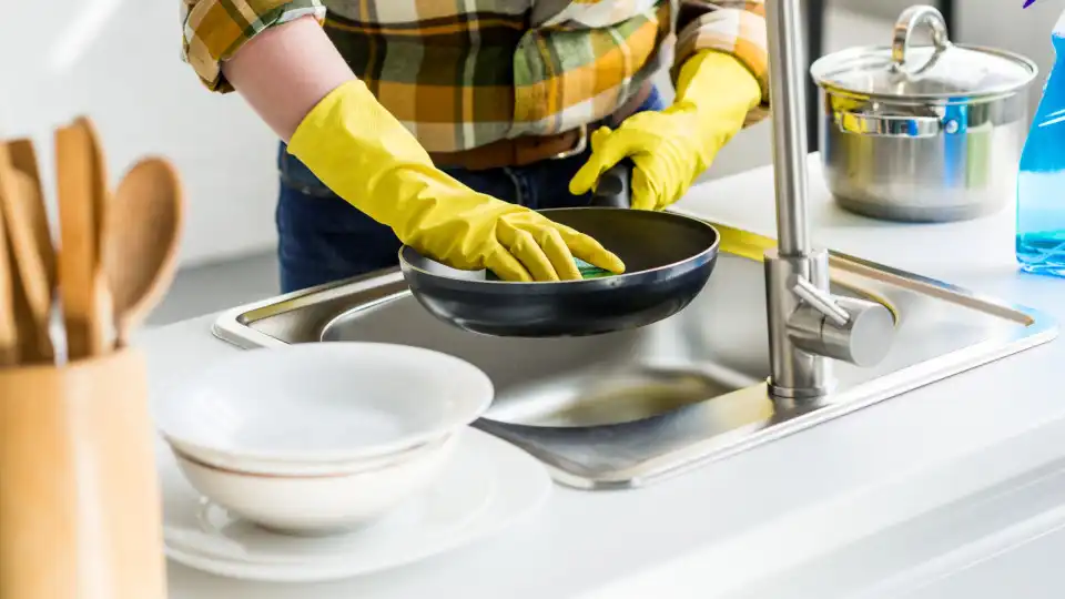 Truque para remover os restos de comida que ficam colados nas panelas