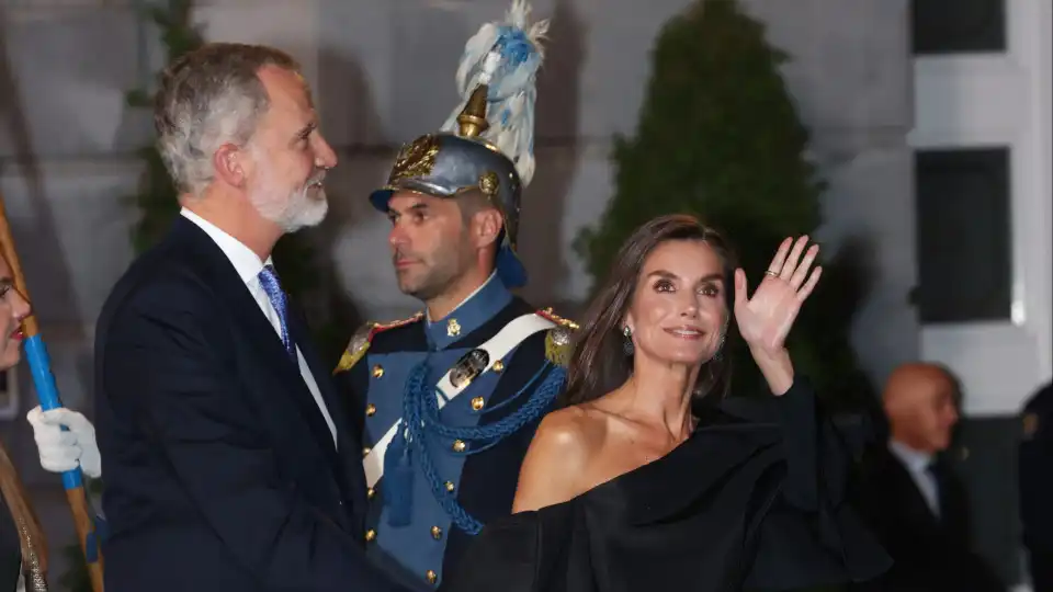 O vestido preto (nada básico) de Letizia ideal para eventos no outono