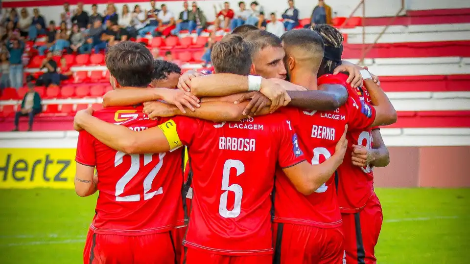 Momentos de pânico na Póvoa de Varzim. Jogador cai inanimado no relvado