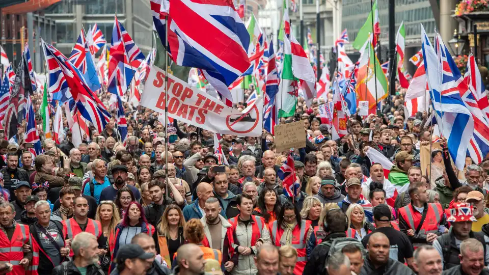 Manifestação de extrema-direita e contraprotesto antirracista em Londres