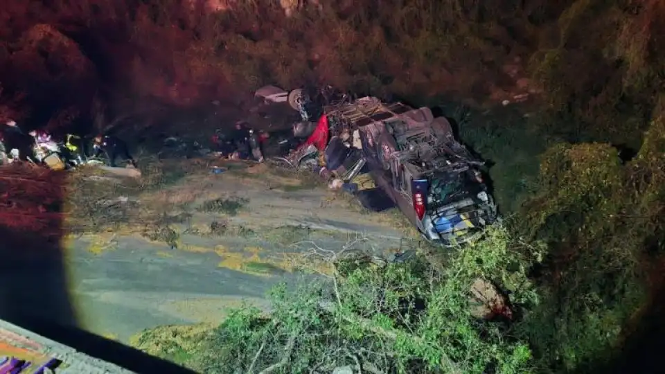 Autocarro no México despista-se após colidir com reboque e faz 24 mortos