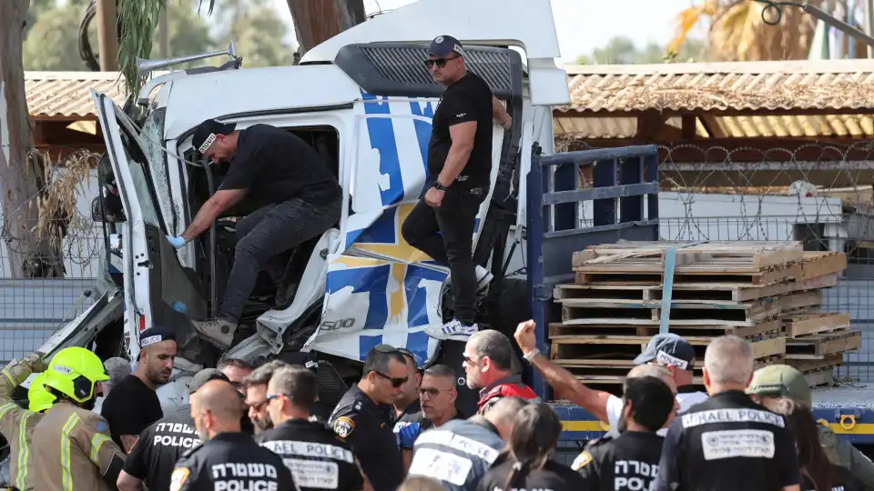 Um morto e 30 feridos em embate de camião em Telavive