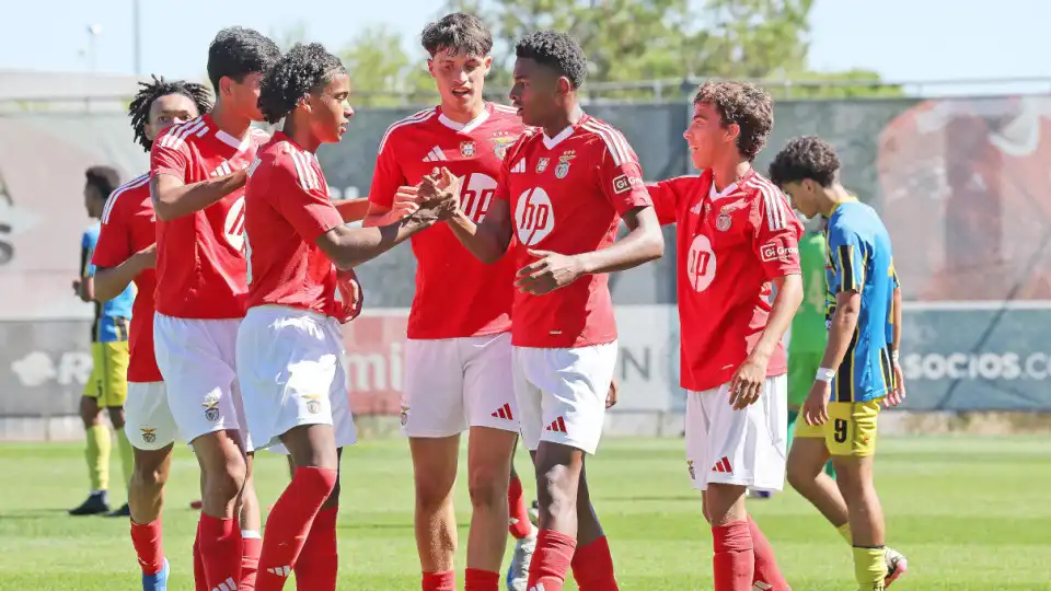 Benfica vence dérbi de juvenis (recheado de golos) em Alcochete 