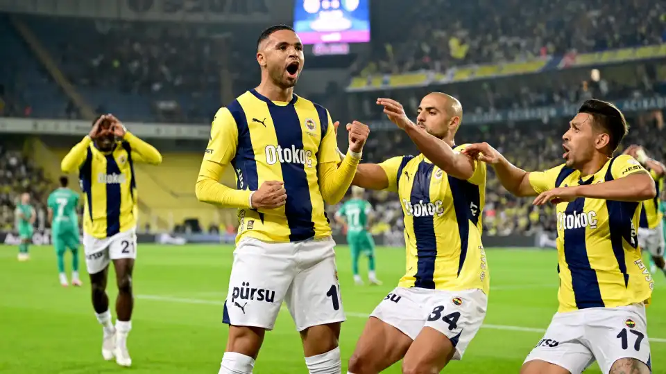 Fenerbahçe regressa ao pódio e pressiona trio português do Besiktas