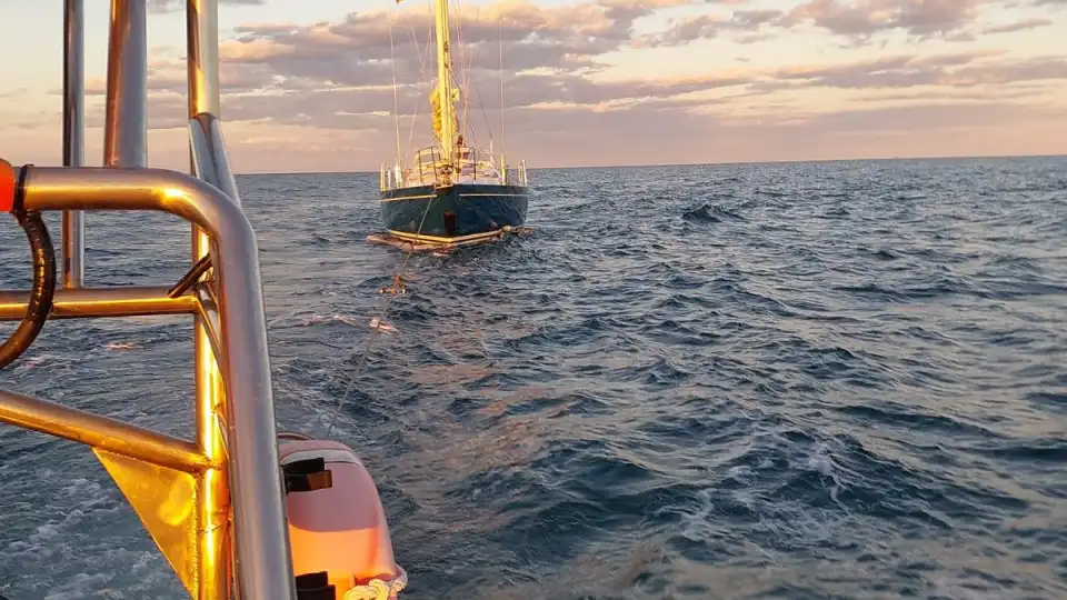 Veleiro alemão auxiliado após ficar preso em artes de pesca na Culatra