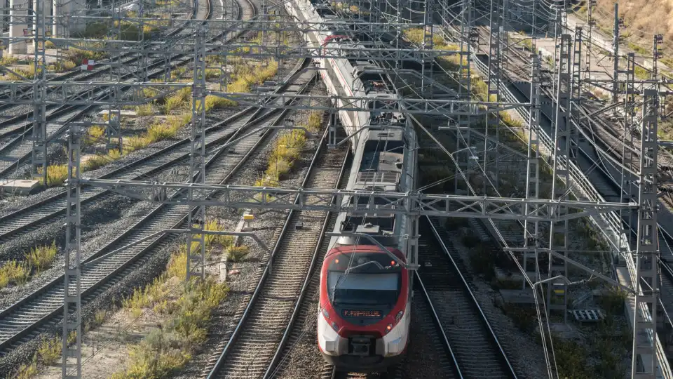 Comboio com destino a Madrid descarrila em Málaga devido à chuva forte