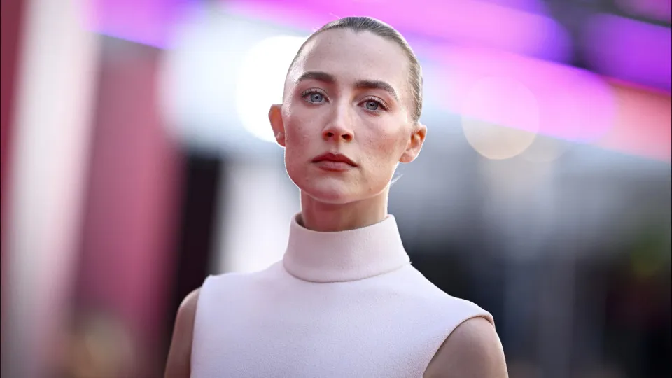 Saoirse Ronan deixa 'homens sem palavras' em programa de televisão