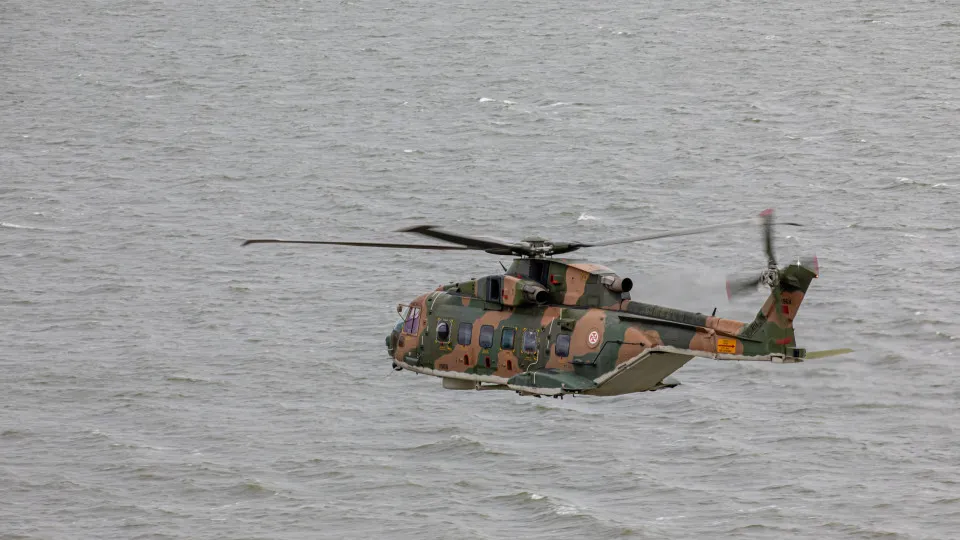 Força Aérea resgata homem com doença súbita em navio cargueiro