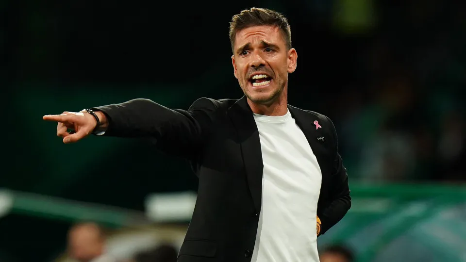 LISBON, PORTUGAL - OCTOBER 29:  Head Coach Tiago Margarido of CD Nacional in action during the Allianz Cup match between Sporting CP and CD Nacional at Estadio Jose Alvalade on October 29, 2024 in Lisbon, Portugal.  (Photo by Gualter Fatia/Getty Images)