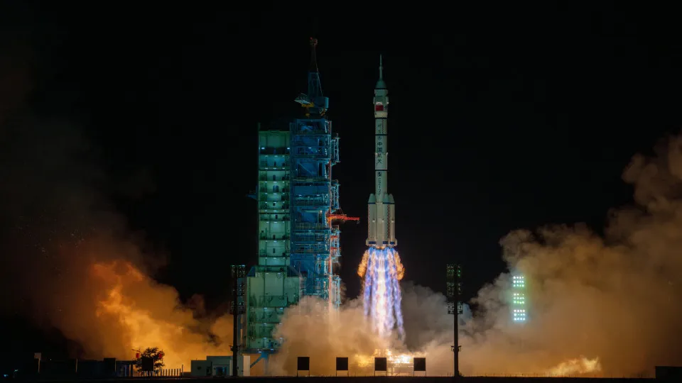 China lança nova tripulação rumo à sua estação espacial