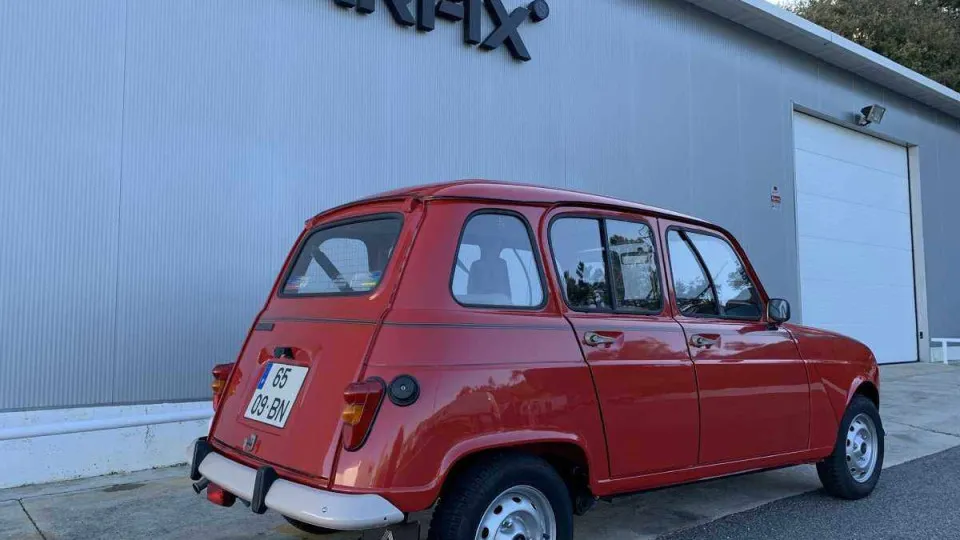 Renault 4 com mais de 30 anos está à venda por quase 20.000 euros