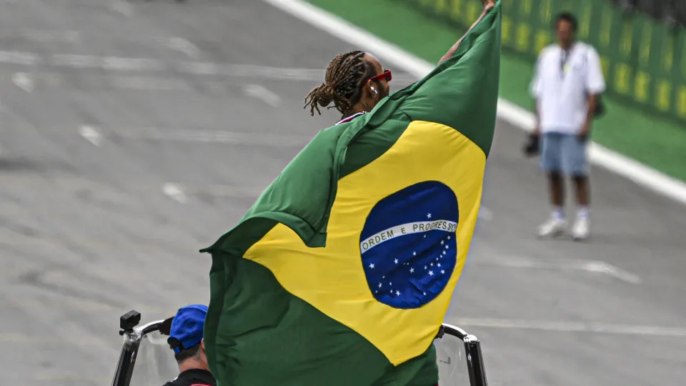 Hamilton vai conduzir carro de Senna em Interlagos antes do GP do Brasil