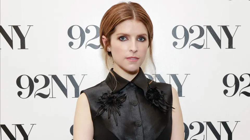 Após revelar abusos, Anna Kendrick doa dinheiro a outras vítimas