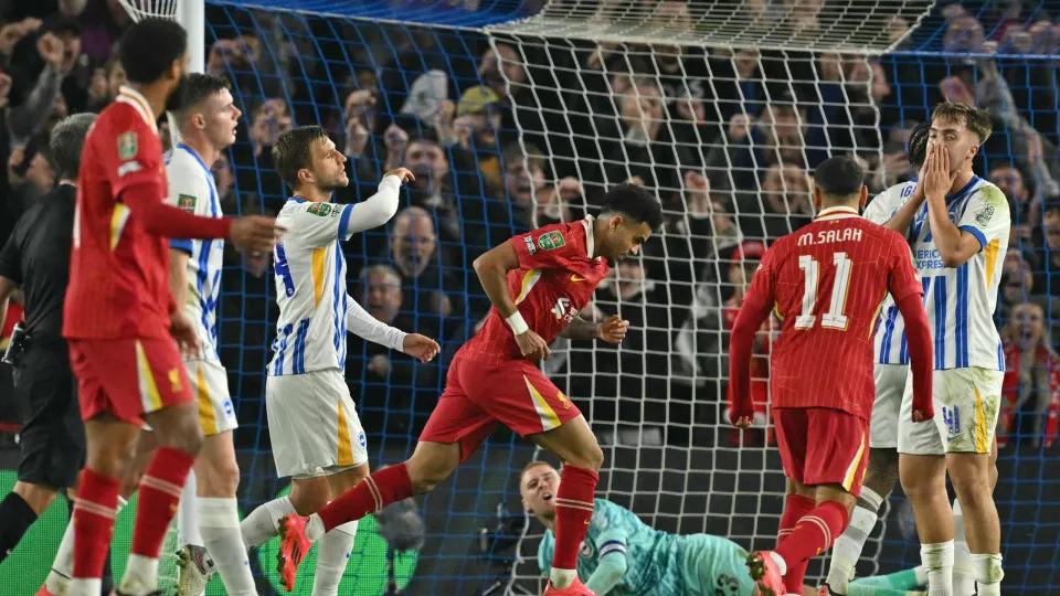 Liverpool teve de sofrer para seguir em frente na Taça da Liga inglesa