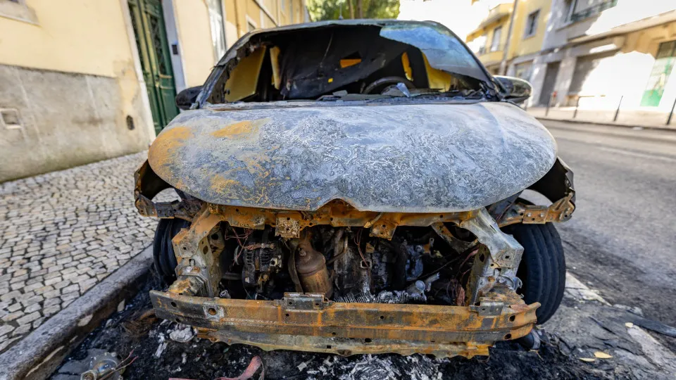 Carros incendiados e vandalizados? Saiba se o seguro cobre