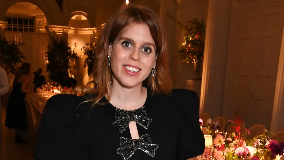 Grávida, princesa Beatrice participa em evento por Londres