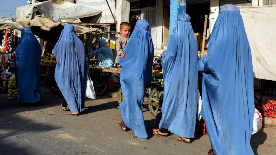 Talibãs calam (ainda mais) as mulheres. Nem se podem ouvir rezar entre si