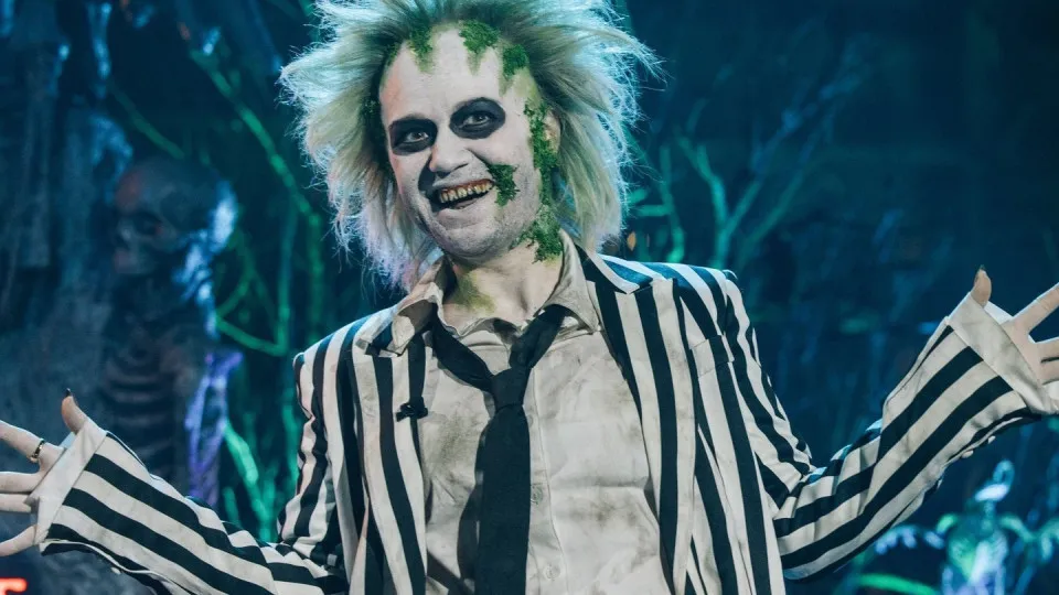 Ficou irreconhecível! Kelly Clarkson mascarou-se de Beetlejuice