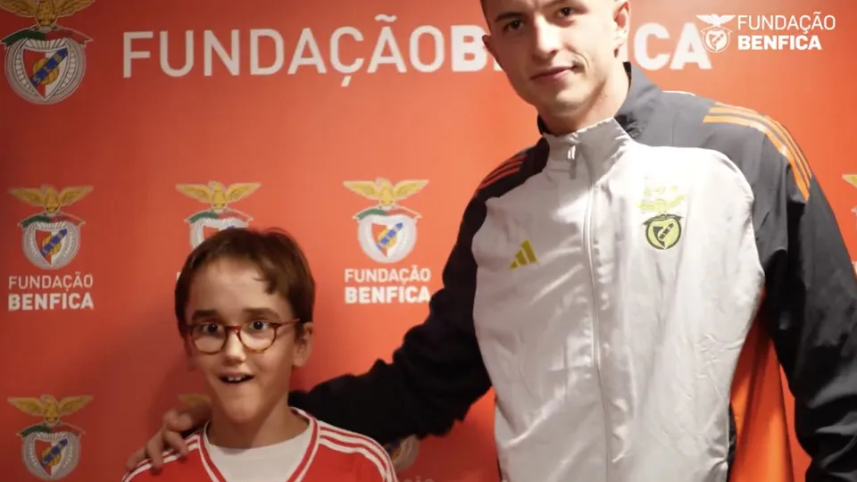 Emocionante. Jovem cumpre sonho de conhecer o plantel do Benfica