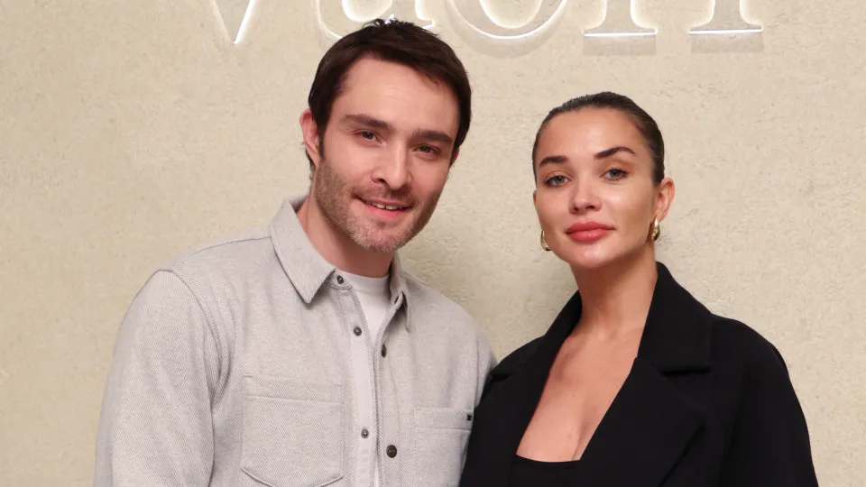 Ed Westwick e Amy Jackson anunciam que vão ser pais do 1.º filho em comum