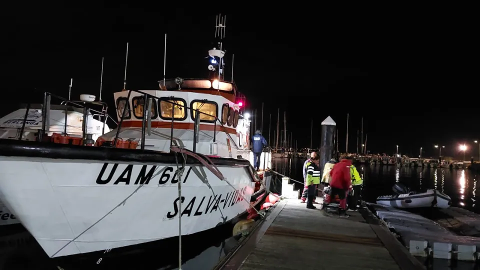 Idoso com leucemia resgatado ao sentir-se mal em navio perto de Peniche