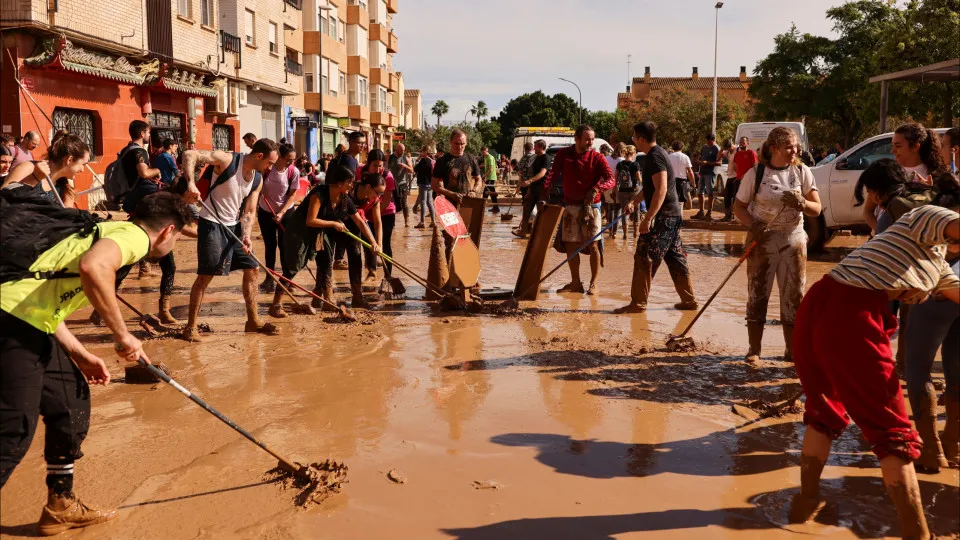 Cheias em Espanha: BEI mobiliza 900 milhões de euros para infraestruturas