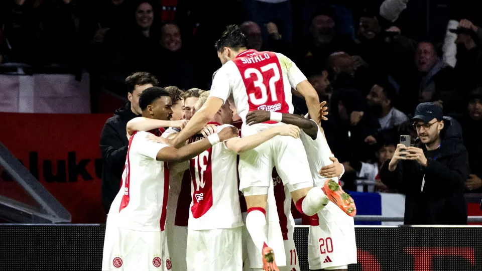 Ajax vence clássico e acaba com invencibilidade do PSV no campeonato